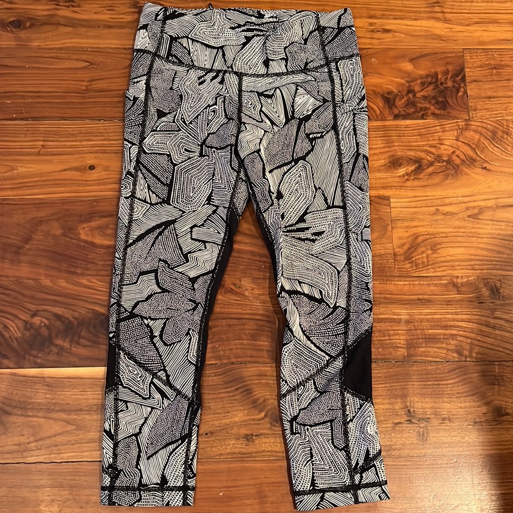 Lululemon Pace Rival Crop (Full-On Luxtreme) in Dottie Tribe White Black Size 6